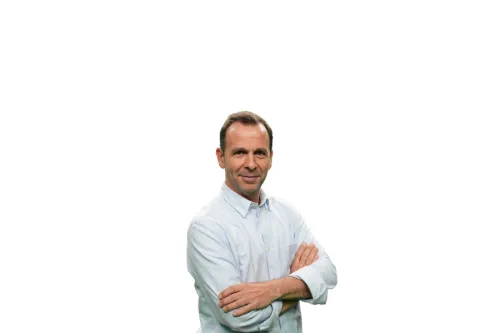 CEO Maxfinance de braços cruzados em fundo branco 