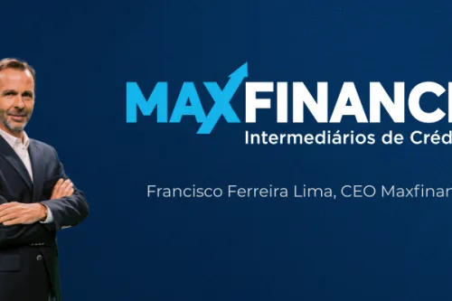 Francisco Ferreira Lima CEO Maxfinance, fundo com tons de azul com logotipo da marca
